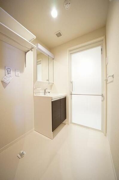 画像13:洗面所の選択置き場スペース上部に収納棚が設置されています。