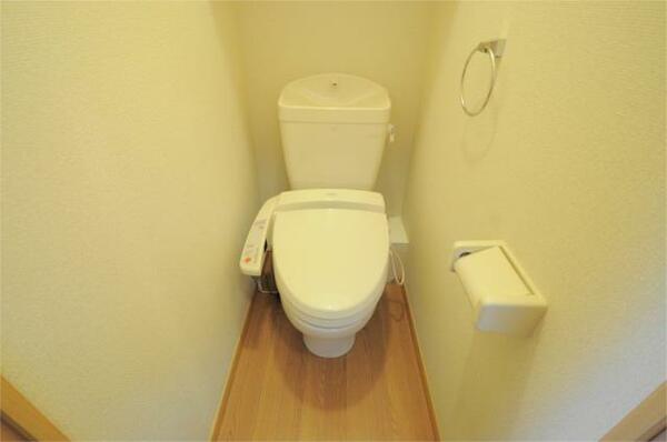 画像9:温水洗浄便座。実際のトイレは仕様が異なる場合がございます