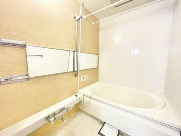 画像13:浴室はサーモスタッド水栓とワイドミラーを採用しております。