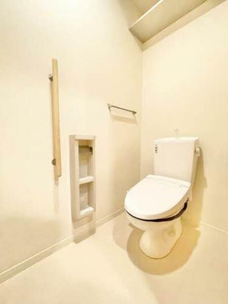 画像14:トイレには温水洗浄便座と手摺を設けております。