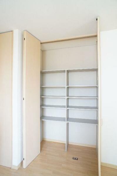 画像5:【LDK13.0帖】キッチン横の収納は、高さ調整が出来る可動式棚を採用。パントリー（食器・食品庫）や日用品