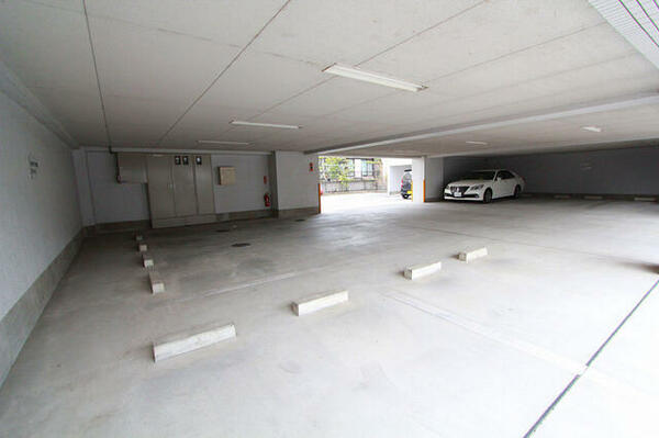 画像6:屋根付きの駐車場です。