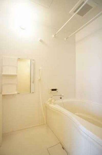 画像9:清潔感のある白いお風呂です。ゆっくりとバスタブに使って一日の疲れを癒して下さい