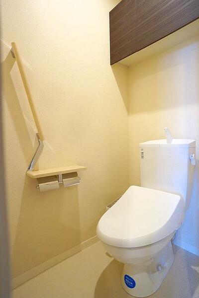画像12:トイレには有ると嬉しい「温水洗浄便座」を設置しております♪♪手すりは掴み易さを追究した角度になってお