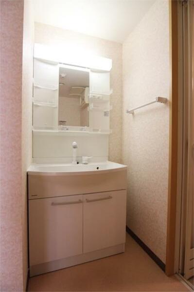 画像10:※別号室の写真です。棚が多く使いやすい洗面台です。