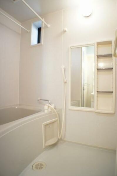 画像11:小窓のある明るい浴室は換気しやすくいつでも清潔です◎