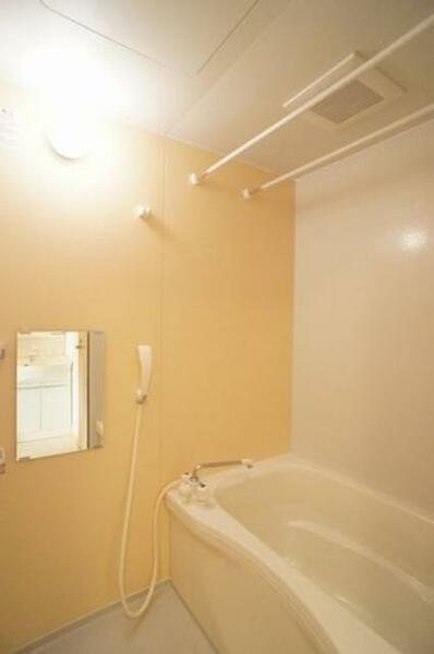 画像15:【浴室】清潔感のある浴室★鏡とボトルホルダーもあります★