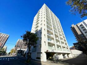 パークホームズ近代美術館前