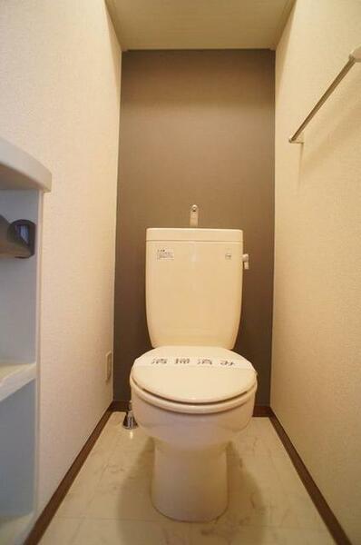 画像11:【トイレ】トイレ内には便利な収納棚があります。