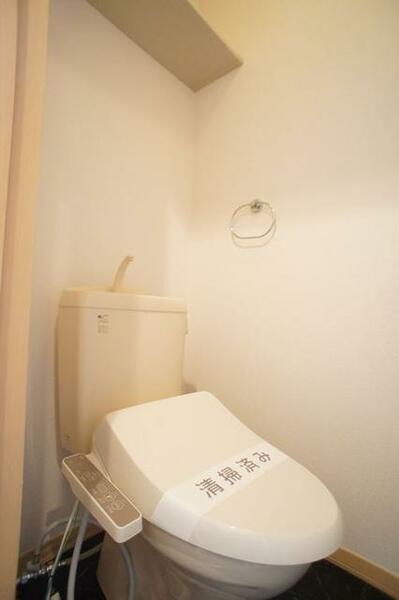 画像11:【トイレ】今や老若男女に必須アイテムの洗浄機能付暖房便座です！上部には空間を利用しトイレットペーパー