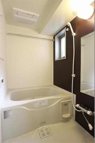 画像6:浴室乾燥機・浴室窓・追い焚きの備わったお風呂です。