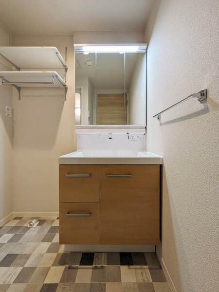 画像14:【トイレ】もちろん洗浄暖房便座付きです。上部には収納があります。