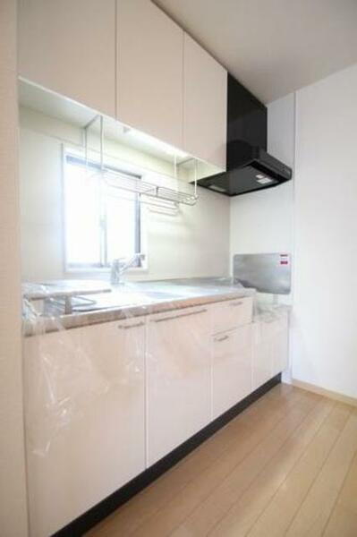 画像4:白色を基調とした清潔感夏キッチンです。