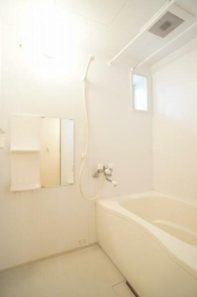 画像9:追い焚き機能付きの浴室です！！壁には物を置く棚とミラーがついております！！