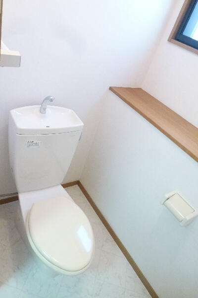画像12:窓があり換気のできるトイレ