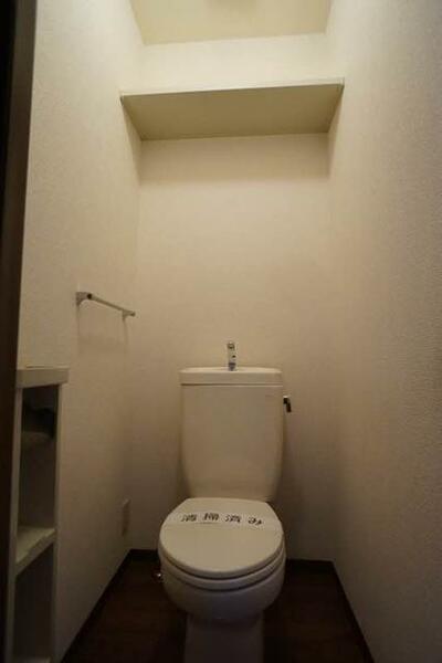 画像10:【トイレ】バス・トイレ別です♪　ツールボックスやタオルハンガーを設置しております♪　扉付きの棚も必須