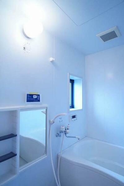 画像8:【浴室】浴室にはミラーキャビネットが付いています♪　キャビネットには小物を置ける棚も設置されています