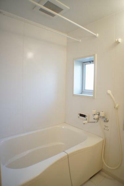 画像9:浴室☆換気に嬉しい小窓付き。物干しバーも設置。