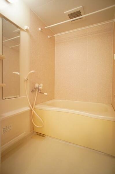画像8:【浴室】清潔感のある浴室★鏡とボトルホルダーもあります★