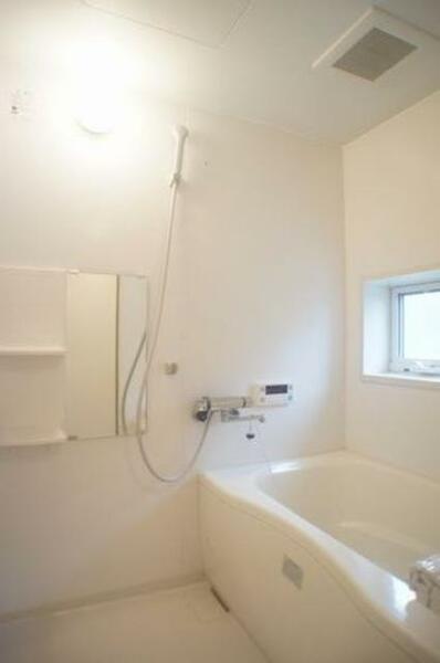 画像8:■浴室■換気と採光を考慮した小窓付きの明るく、清潔感あるバスルーム！明るい雰囲気の浴室は一日の疲れを