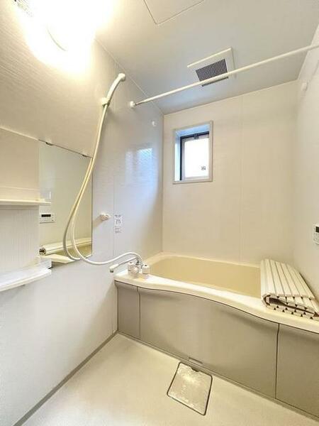 画像13:【浴室】換気と採光を考慮した小窓があって明るく清潔感あるバスルームは沸かし直しができて経済的な追焚給