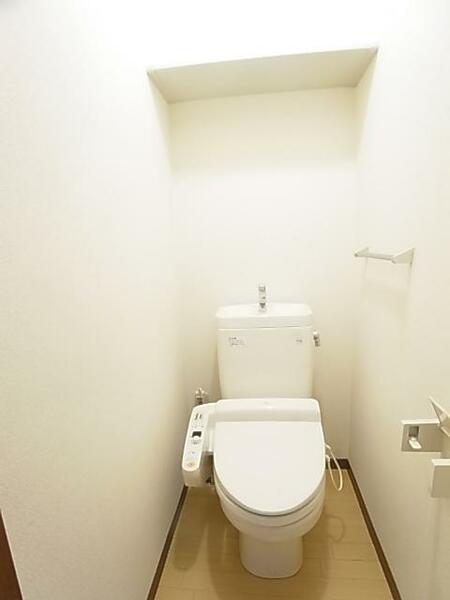画像14:【トイレ】温水洗浄暖房便座付き☆冬でもポカポカ♪上部に収納スペースもあるので、清掃用品など置けます♪