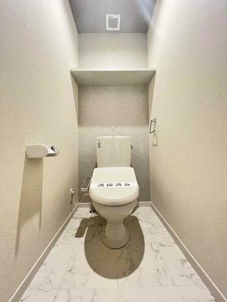 画像11:★トイレ☆　シャワートイレ完備♪上部には棚があり、小物が置けます♪