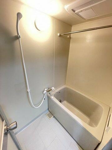 画像10:追い焚き機能・浴室暖房乾燥機付きバスルーム♪雨の日のお洗濯にも便利な物干しバー完備です！ゆったりバス
