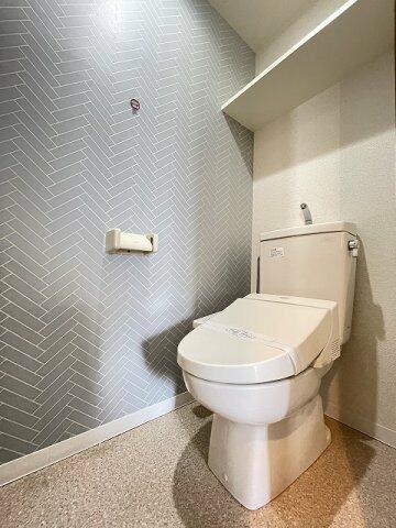 画像12:人気のシャワートイレ・バストイレ別です♪上部にはトイレットペーパーなどの小物を置ける棚付きです♪壁紙