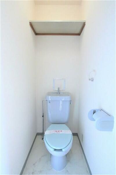 画像12:便利な棚付きのトイレ