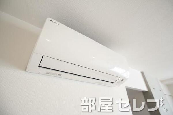 画像12:冷暖房エアコン。