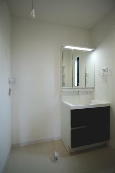 画像12:シャワー付き三面鏡化粧台