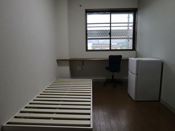 画像4:ベッドフレーム・冷蔵庫・椅子は入居時から設置されています☆