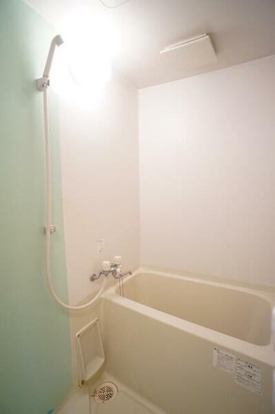 画像11:バスルームは浴槽付なので、ゆったり湯船につかれますね♪