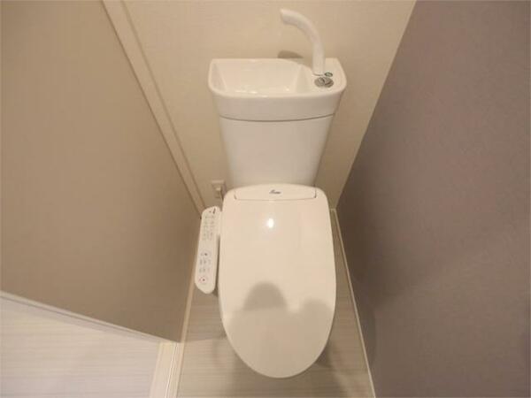 画像6:温水洗浄暖房便座付トイレ　同型写真