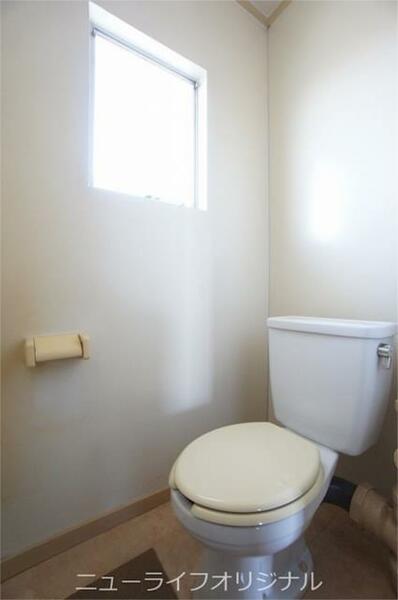 画像10:窓があり、明るいトイレになっております。