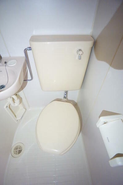 画像9:清潔感ある洋式トイレです☆丸洗い可能でお掃除も楽々！！