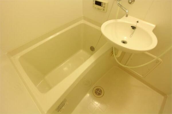 画像13:ゆっくり座れるサイズの浴槽・別号室参考写真