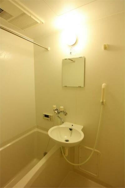 画像6:ゆっくり座れるサイズの浴槽・別号室参考写真