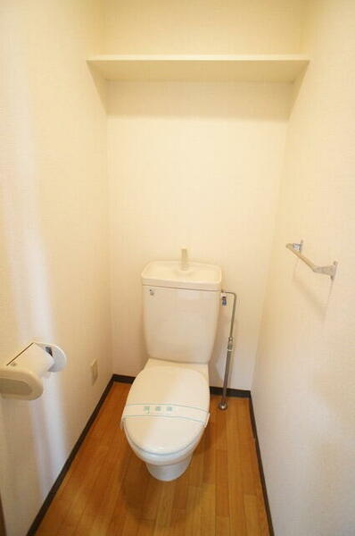 画像7:上部に棚のあるトイレです
