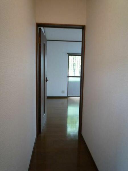 画像12:玄関から部屋への廊下