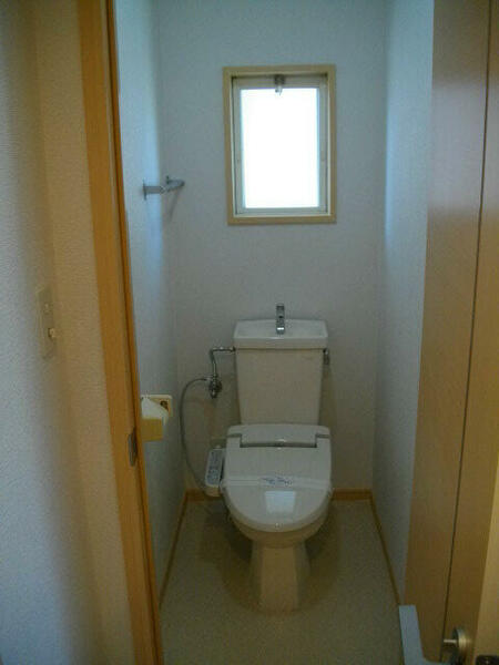 トイレ：窓付きトイレ換気も行いやすい※別号室参考写真
