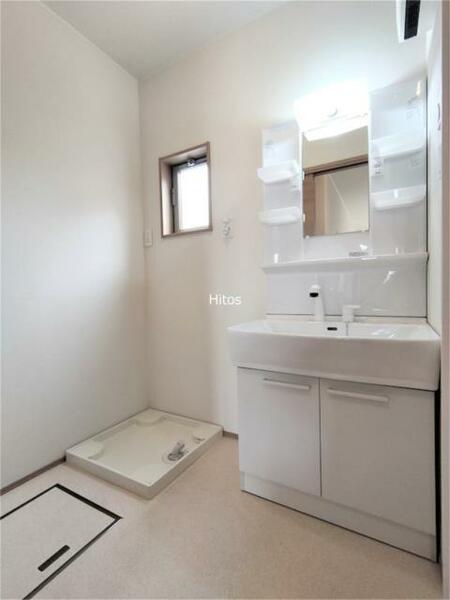 画像11:洗面所には忙しい時間に便利な独立洗面台と、洗濯機用防水パンがあります。