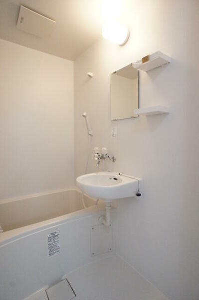 画像6:機能的で清潔感のある洗面所と一体型のバスルームです