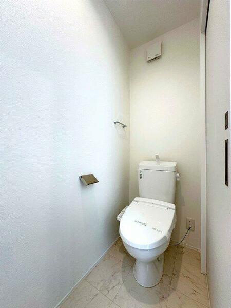 人気のシャワートイレ・バストイレ別です♪横にはタオルを掛けられるハンガーもあります！トイレが独立し