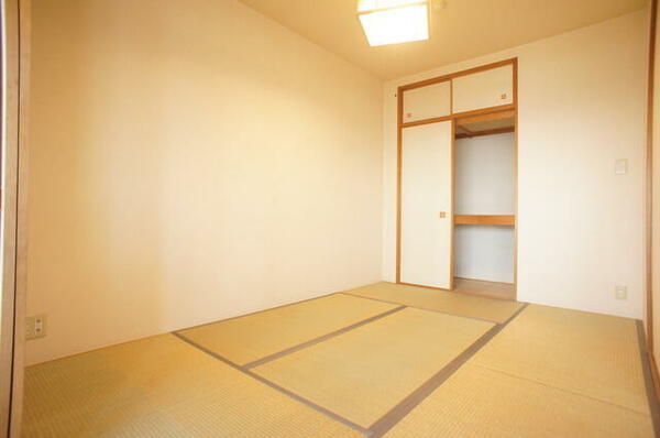 画像8:しっとりと落ち着いた雰囲気の和室☆畳の匂いが落ち着きます。