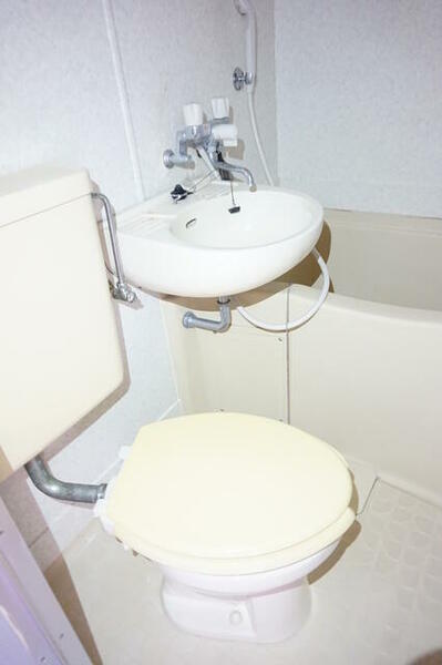 画像10:清潔感ある洋式トイレです☆丸洗い可能でお掃除も楽々！！