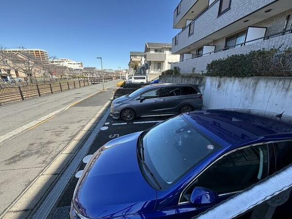 画像15:駐車場