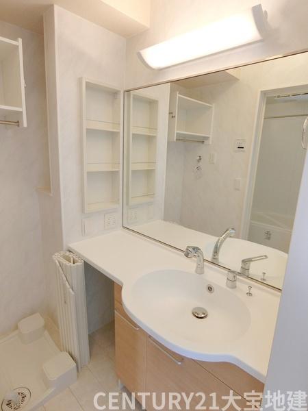 画像8:大きな鏡のシャワー付き洗面台