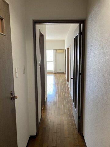 画像7:玄関よりリビングへの廊下